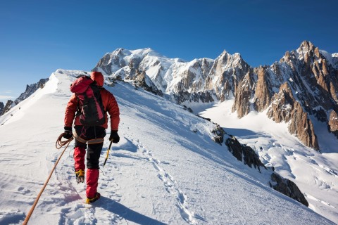 Erfahrene Bergsteiger wissen: Bei Expeditionen im Hochgebirge droht die Hoehenkrankheit. Foto: Adobe Stock