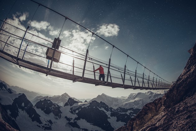 Der Titlis Cliff Walk – eine Fußgängerbrücke entlang der Klippe des Titlis in den Schweizer Alpen – ist die höchstgelegene Hängebrücke Europas. Foto: Oskar Enander