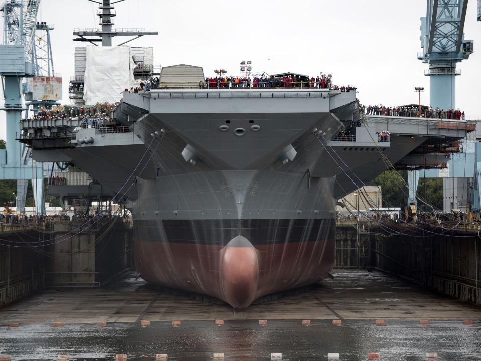 Der Flugzeugträger USS Gerald R. Ford steht in der Werft auf dem Trockenen____