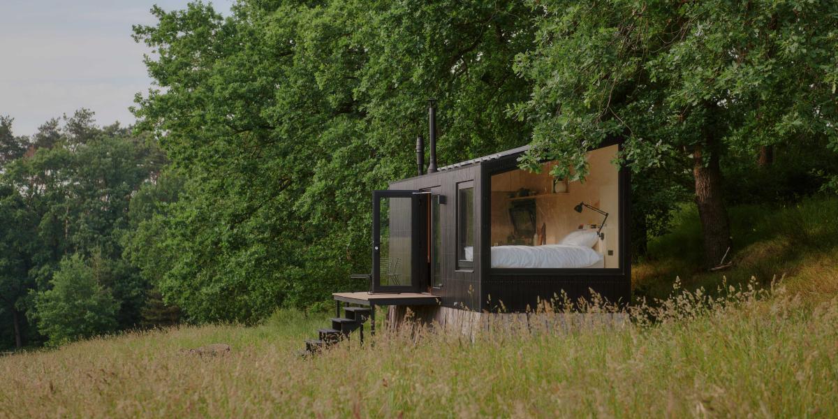 Urlaub im Tiny House ist mittlerweile an vielen Orten in Deutschland möglich. Zum Beispiel im Tiny House "Eichenhöhe" des Anbieters Raus in der Nähe Berlins. Foto: Raus/Noel Richter
