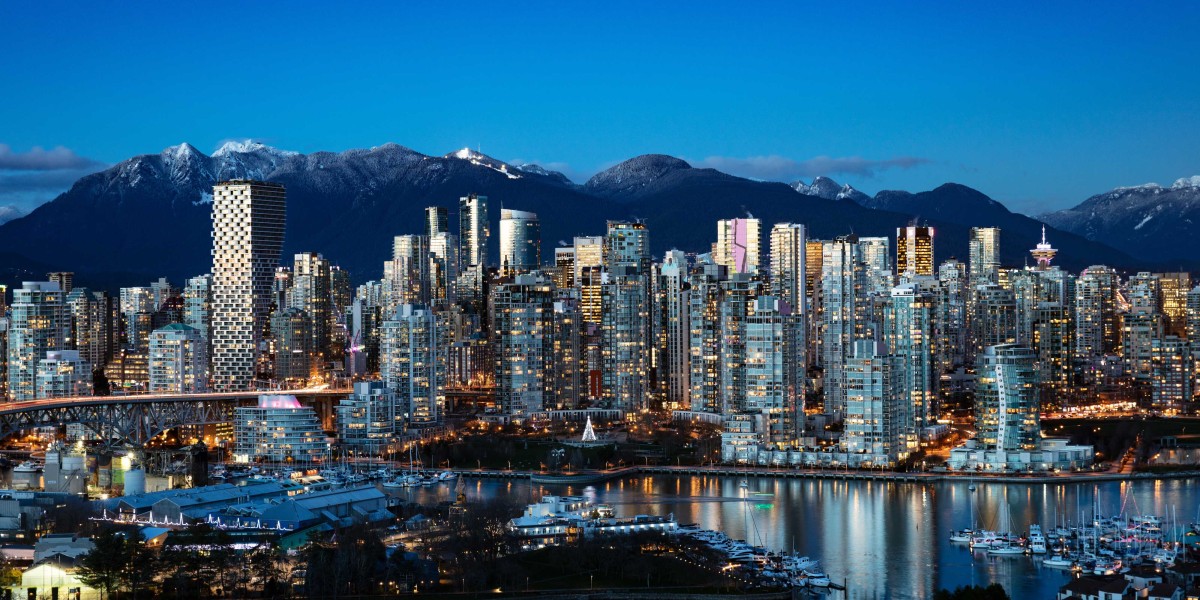 Die Skyline Vancouvers bietet neben Hochhäusern auch einen bergigen Hintergrund. Foto: Adobe Stock