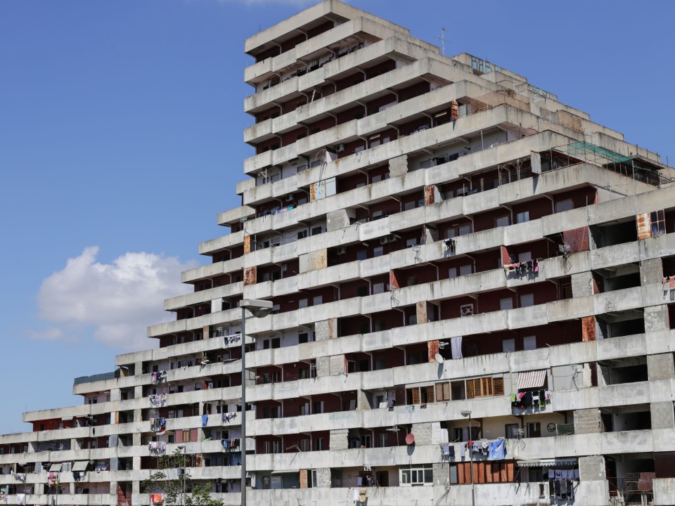 Die meisten der sieben „Vele di Scampia“-Gebäude sind mittlerweile abgerissen. Foto: Adobe Stock____