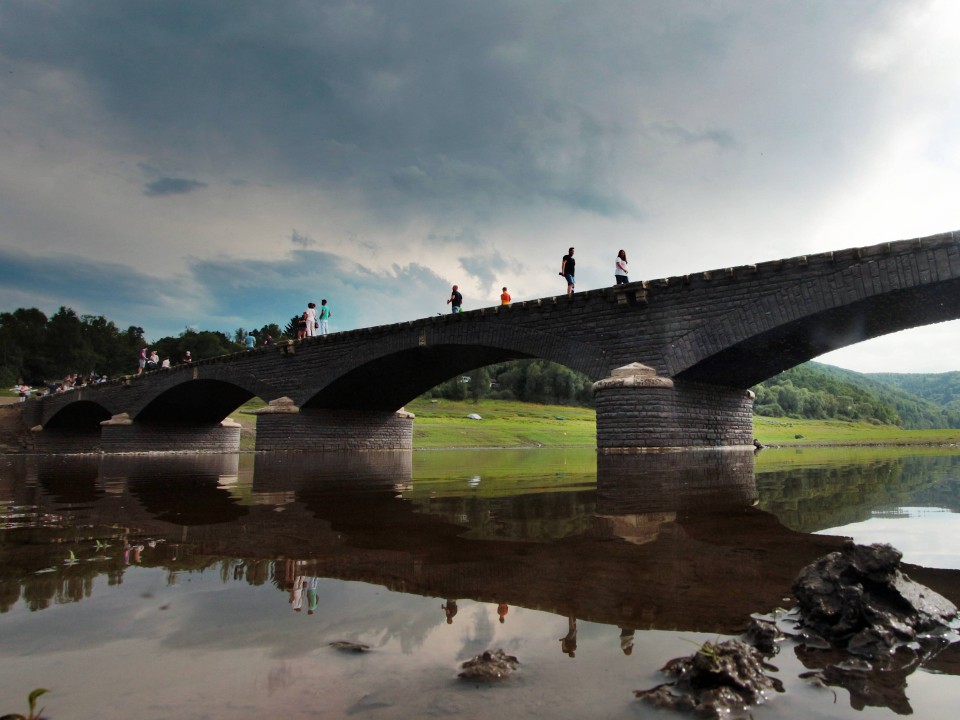 Die einst geflutete Steinbrücke taucht bei extremem Niedrigwasser auf. Foto: Imago____