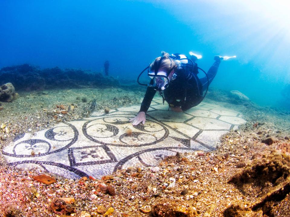 Bis heute machen Taucher in der versunkenen Stadt Baiae neue Entdeckungen. Foto: Alamy____