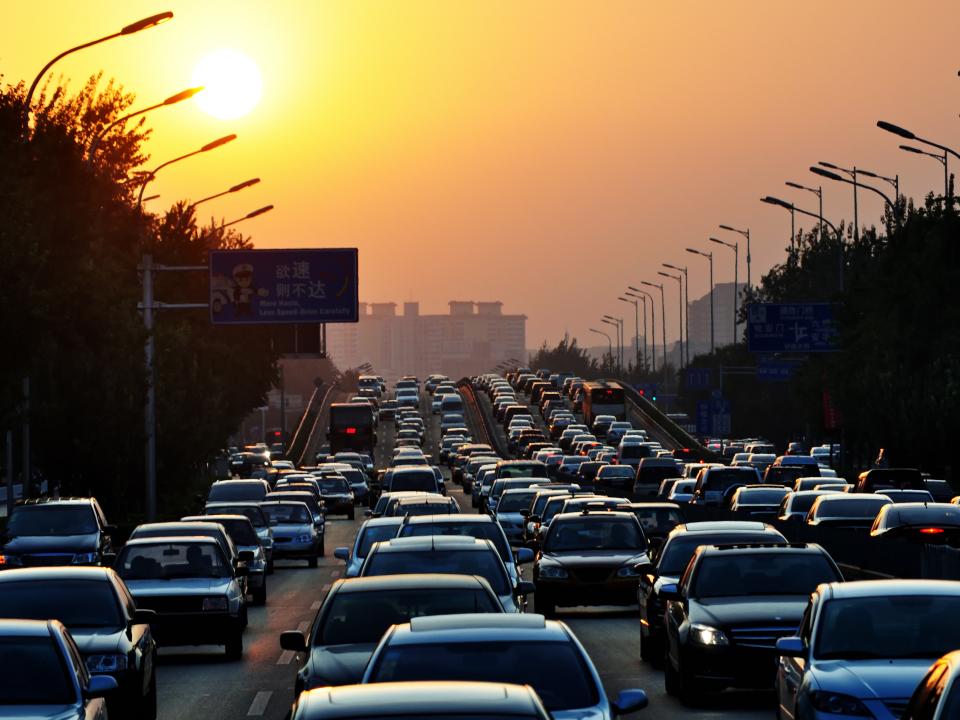 Der stark ausgeprägte Individualverkehr in deutschen Städten sorgt für eine hohe Lärmbelastung bei Bewohnern. Foto: Getty Images____