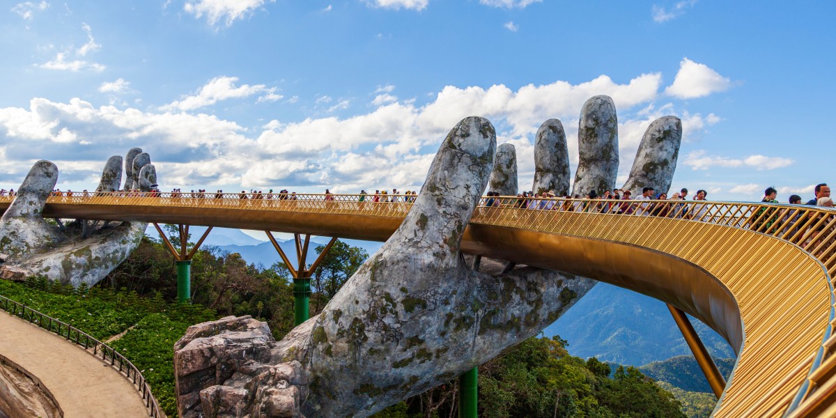 Vietnams Glanzstück: Zwei (scheinbar) steinerne Hände halten die "Goldene Brücke" in die Höhe und ermöglichen Besuchern so malerische Panoramablicke auf das Truong-Son-Gebirge. Foto: Adobe Stock