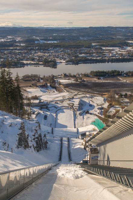 Blick vom Vikkersundbakken, der größten Skiflugschanze der Welt, ins Tal. Foto: shutterstock
