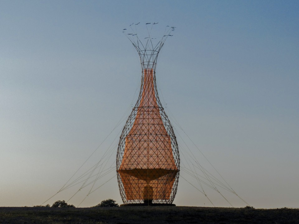 Schön und funktional: der Nebelfänger-Turm Warka Water des italienischen Architekten und Künstlers Arturo Vittori. Foto: Warka Water____