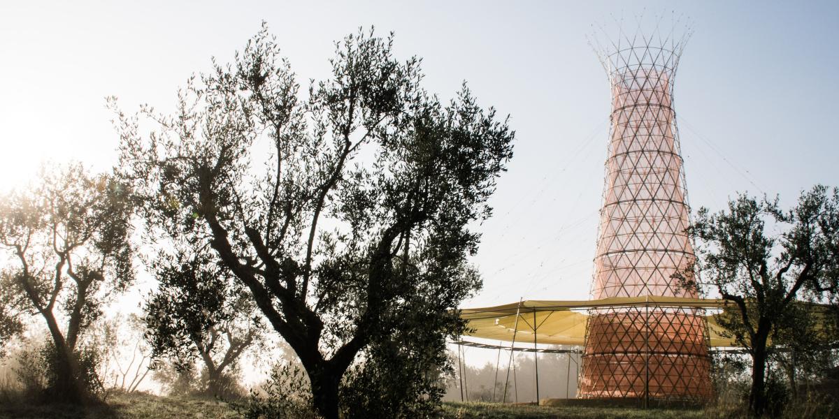 Der Nebelfänger Warka Water steht in Äthiopien. Er zapft bis zu 100 Liter Wasser pro Tag aus der Luft und ist auch architektonisch ein Hingucker. Foto: Warka Water