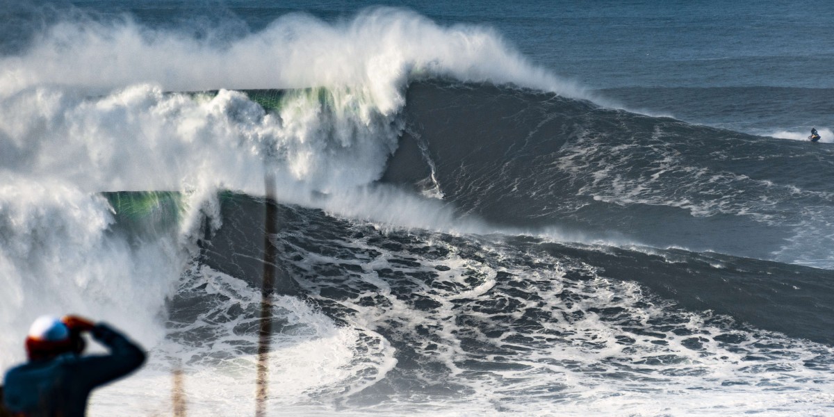 Die Wellen am Praia do Norte in Nazaré gelten als höchste Wellen der Welt. Foto: Adobe Stock