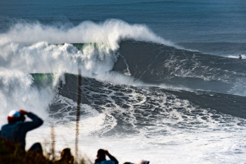 Die Wellen am Praia do Norte in Nazaré gelten als höchste Wellen der Welt. Foto: Adobe Stock