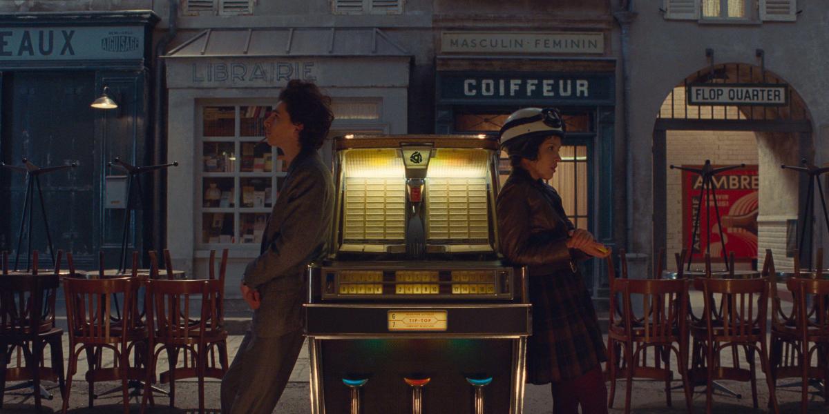Eine Szene aus dem Film "The French Dispatch" in einer für Wes Anderson typischen Kameraeinstellung. Foto: Alamy