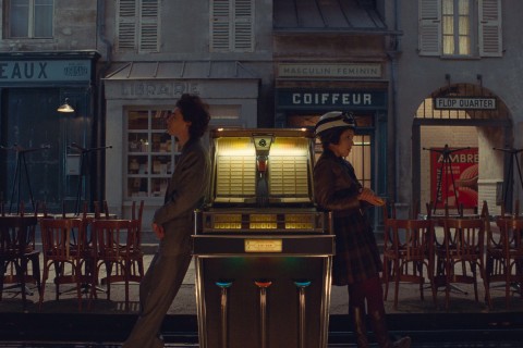 Eine Szene aus dem Film "The French Dispatch" in einer für Wes Anderson typischen Kameraeinstellung. Foto: Alamy