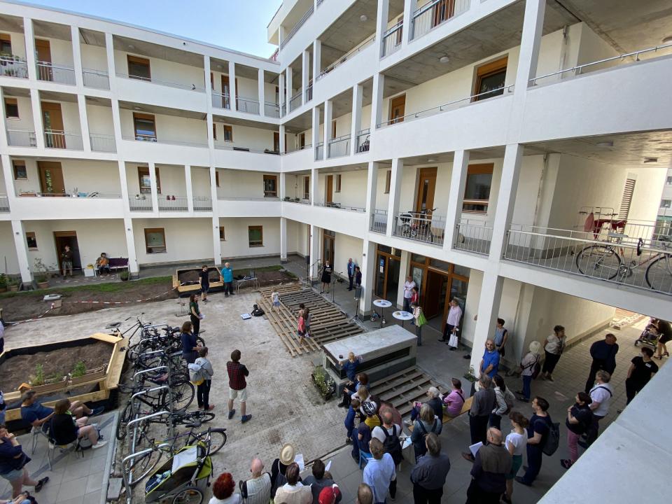 Offener Innenhof des Mehrgenerationenwohnprojektes BeTrift im Frankfurter Stadtteil Niederrad, Foto: Netzwerk Frankfurt für gemeinschaftliches Wohnen e.V. (Wohnprojekt BeTrift Niederrad)____