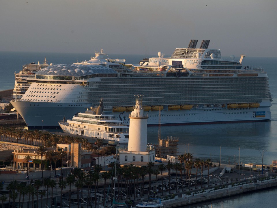 Das größte Kreuzfahrtschiff der Welt, die Wonders of the Seas, hat eine ganz eigene Infrastruktur. Foto: Alamy____