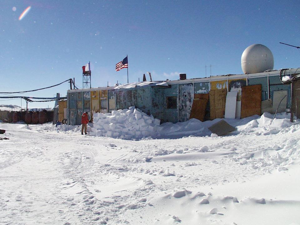 Blick auf die Wostock-Station in der Antarktis, Foto: NSF/Josh Landis____