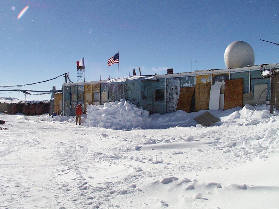 Blick auf die Wostock-Station in der Antarktis, Foto: NSF/Josh Landis____