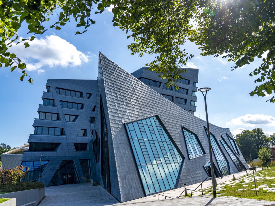 Zentralgebäude der Leuphana Universität in Lüneburg (Architekt: Daniel Libeskind), Foto: Picture Alliance____