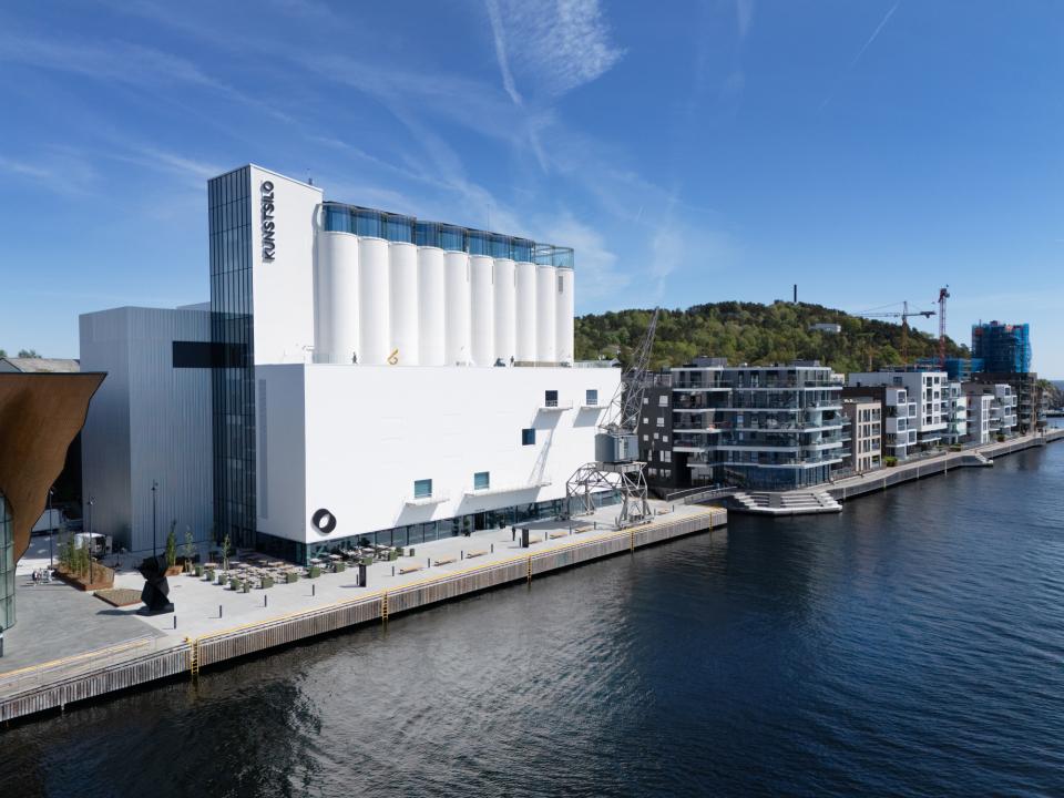 Weißer Kunstsilo mit markanten Silotürmen in Kristiansand, modernes Museum direkt am Hafenbecken.____