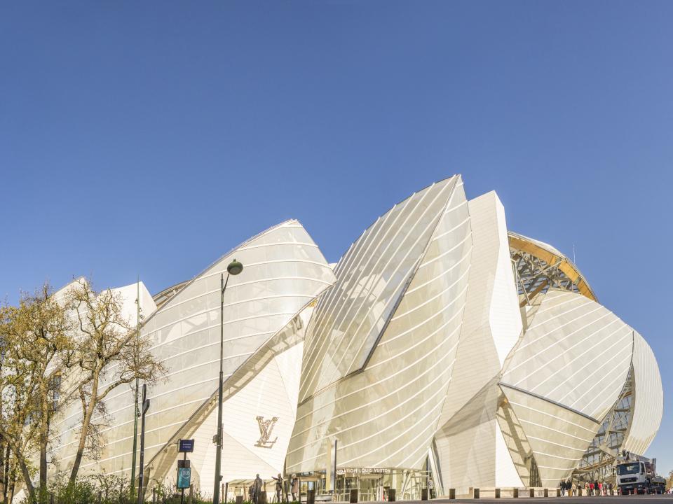 Fondation Louis Vuitton in Paris mit segelartigen, transparenten Glasfassaden unter klarem Himmel.____