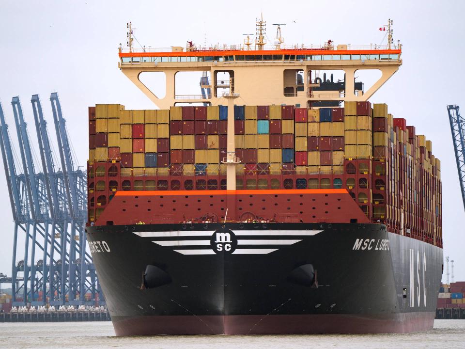 Das Containerschiff MSC Loreto verlässt den Hafen____