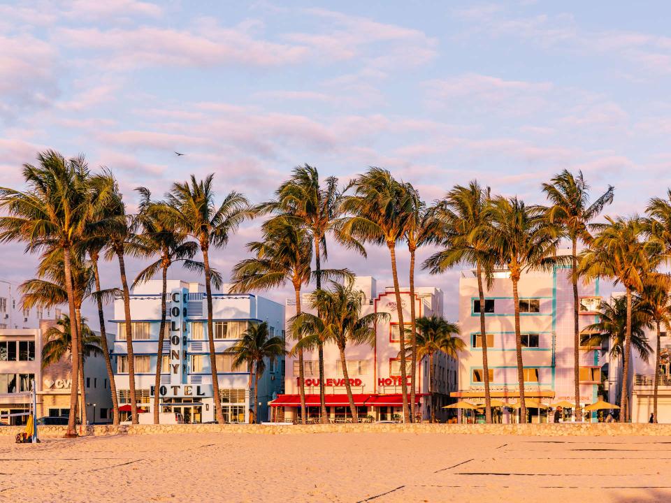 Die Promenade von Miami Beach ist gesäumt mit Art-déco-Gebäuden. Foto: Getty Images/Moment RF____