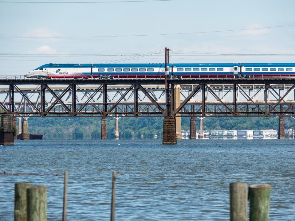 Großzügige Fenster ermöglichen den Fahrgästen einen tollen Blick auf die Ostküste. Bild: Amtrak____