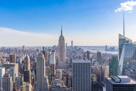 Panorama von New York City mit dem Empire State Building im Zentrum und Skyline bei klarem Himmel