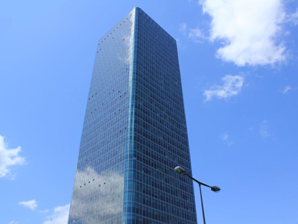 Der O2-Tower kratzt mit 146 Metern knapp an der Grenze zum Wolkenkratzer und ist derzeit noch das höchste Gebäude Münchens. Foto: Adobe Stock____