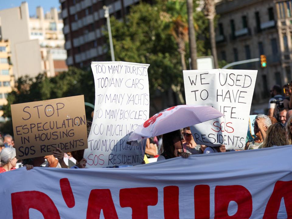 Protest in Mallorca gegen Overtourism mit Schildern wie „Too many tourists“ und „SOS Residents“.____