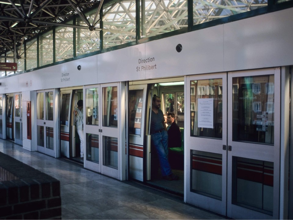 ein autonomer Zug steht an einem Bahnhof in Lille, durch die geöffneten Türen sieht man Fahrgäste.____