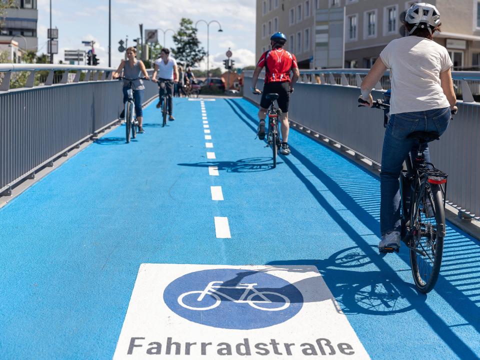Die Radbrücke in Tübingen wurde durch Oberbürgermeister Boris Palmer eröffnet. Bild: IMAGO / Eibner____
