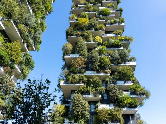 stark bepflanzter Turm des Bosco Verticale unter blauem Himmel