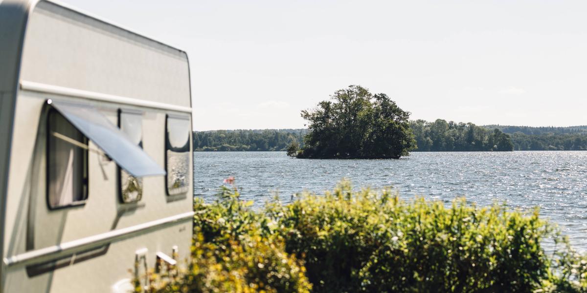 Aus dem Wohnmobil treten und den See erblicken – das ist wahres Campingglück. Bild: Naturcamping Spitzenort