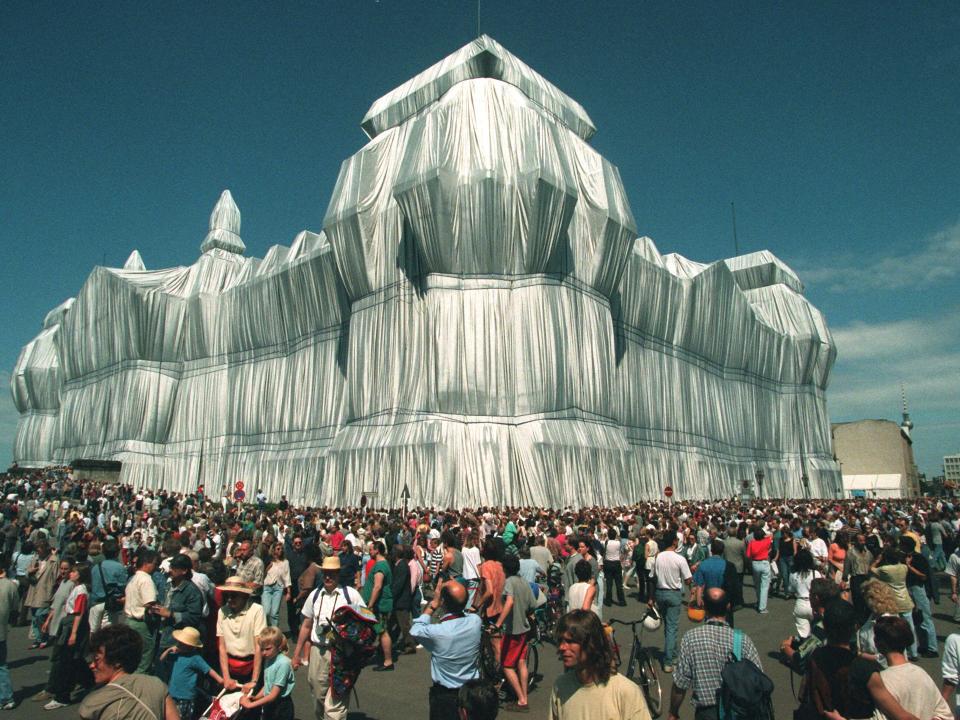 Menschen vor dem silberverhüllten Reichstagsgebäude in Berlin bei Christos Kunstaktion 1995 unter blauem Himmel____