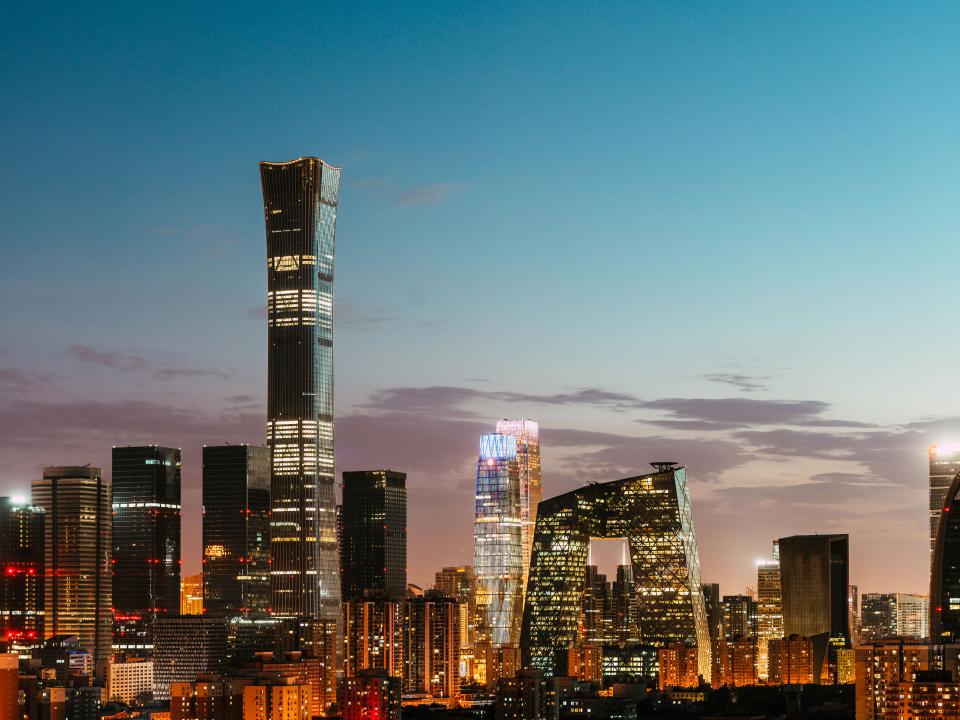 Der CITIC Tower in Peking heißt im Volksmund auch „China Zun“. Foto: Getty Images/Moment RF____