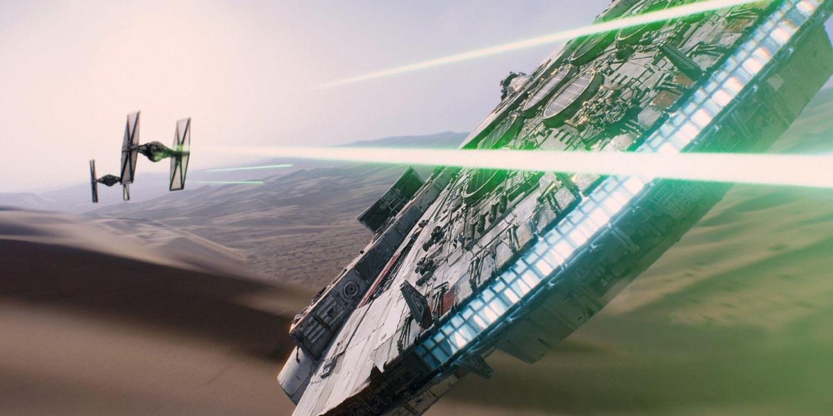 Raumschiff fliegt durch die Wüste, verfolgt von zwei Jägern mit grünen Laserstrahlen.