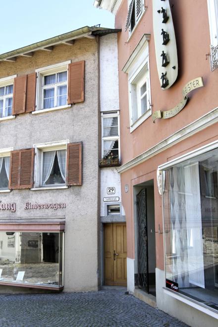 Von außen wirkt es so, als sei das Gebäude in der Kirchstraße 29 eigenständig, tatsächlich wurde es aber mit der Hausnumer 27 zusammengelegt. Bild: IMAGO / CHROMORANGE