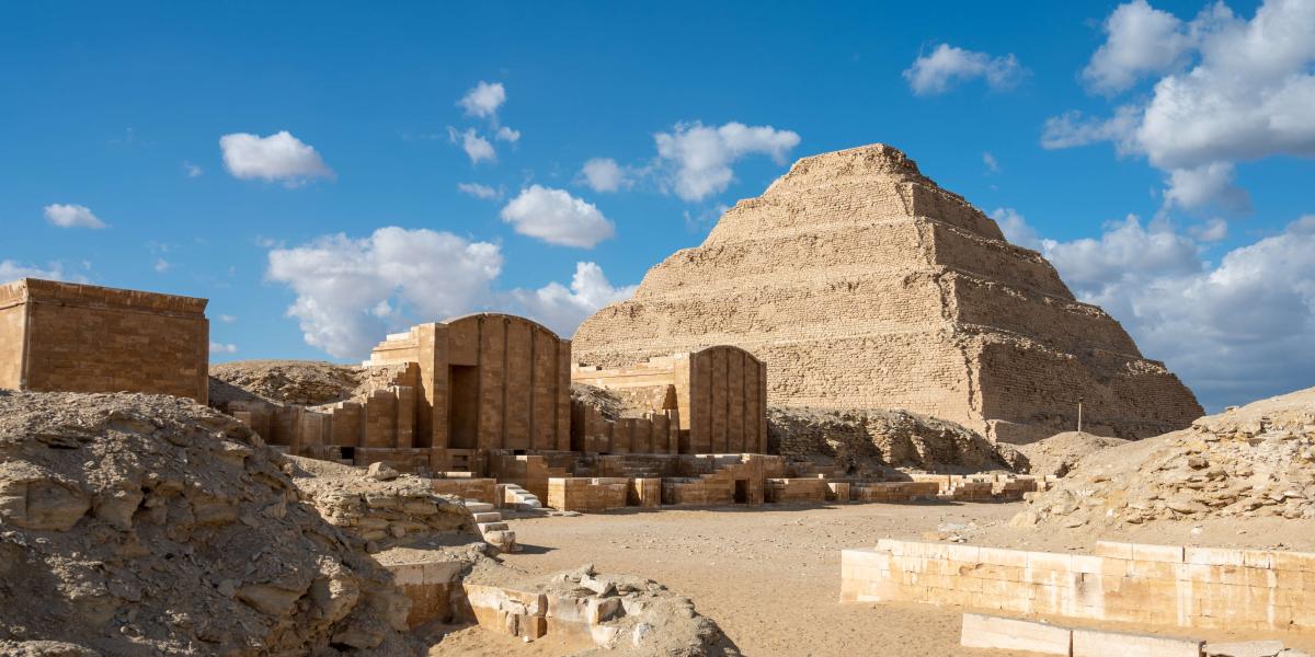 Blick auf die Djoser-Pyramide unter blauem Himmel