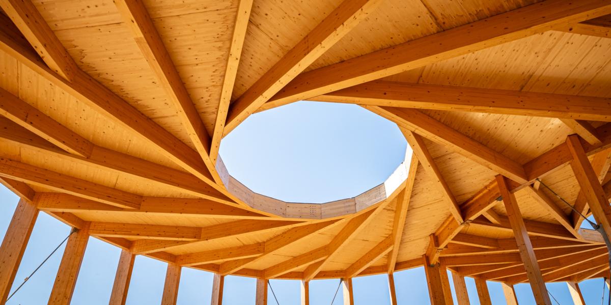 Geometrisches Holzdesign mit offenen Strukturen und zentraler Öffnung.