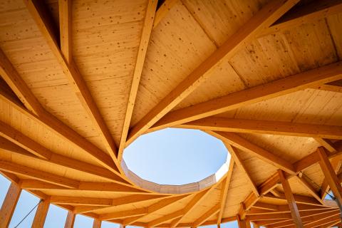 Geometrisches Holzdesign mit offenen Strukturen und zentraler Öffnung.
