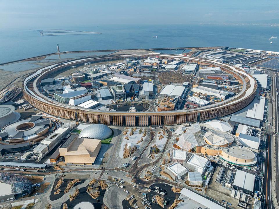 Großflächiger, ringförmiger Holzbau mit verschiedenen Pavillons und Meeresblick.____