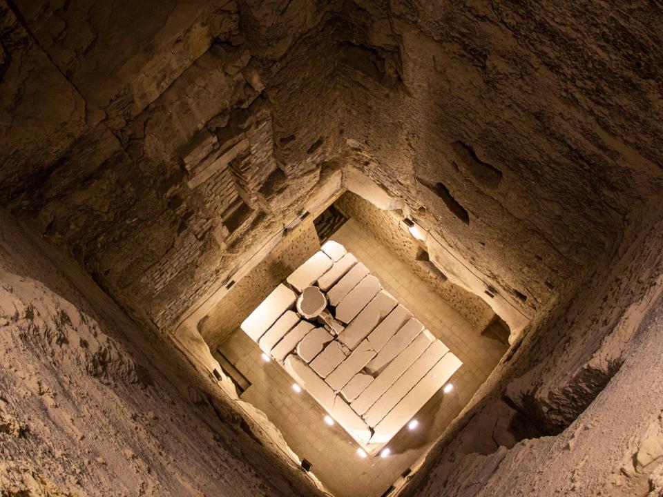 Blick auf die beleuchtete Grabkammer in der Djoser-Pyramide____