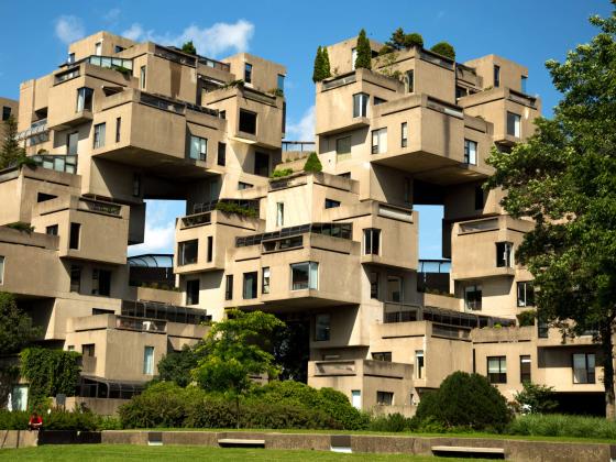 begrünter Bau des Habitat 67 unter blauem Himmel