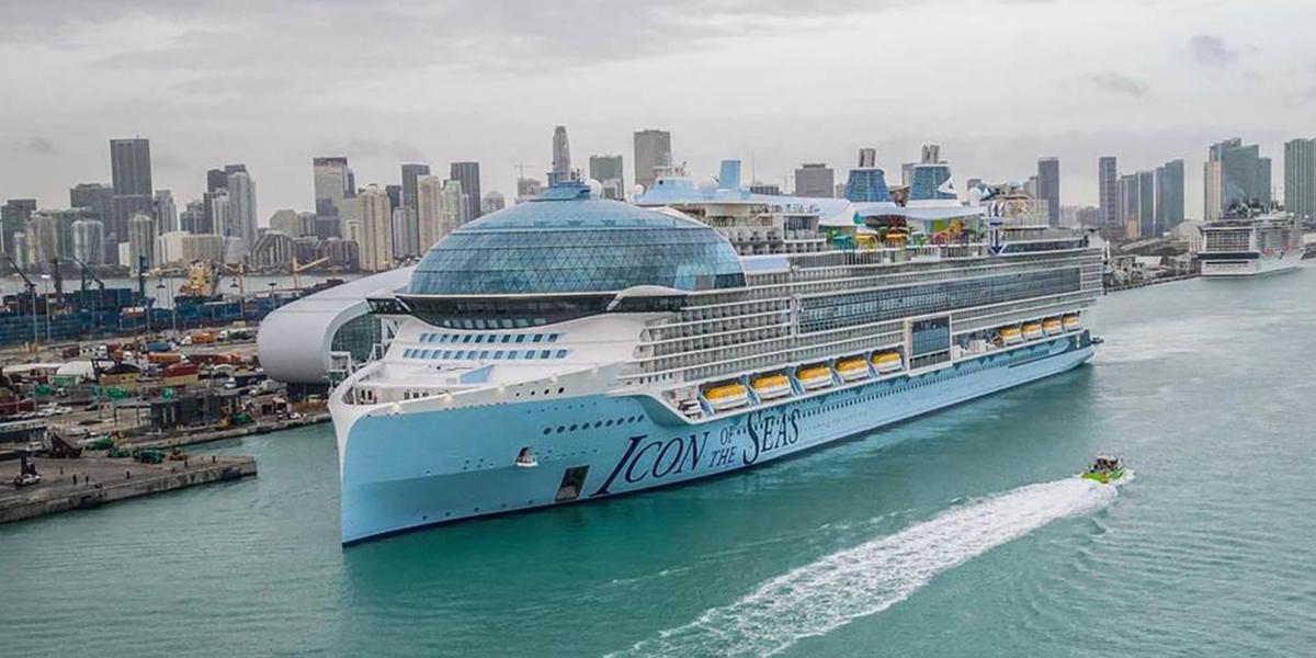 Die Icon of the Seas fährt durch städtisches Gebiet