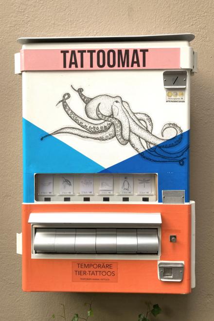 Tattooautomat mit einem Tintenfisch-Design und einer Anzeige für temporäre Tier-Tattoos