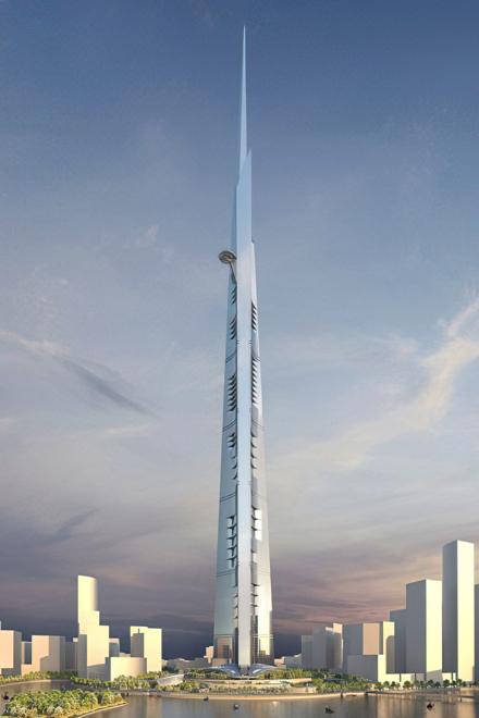 ein futuristischer, schlanker Wolkenkratzer mit gläserner Fassade und scharfer Spitze vor einer modernen Stadtlandschaft bei Sonnenuntergang