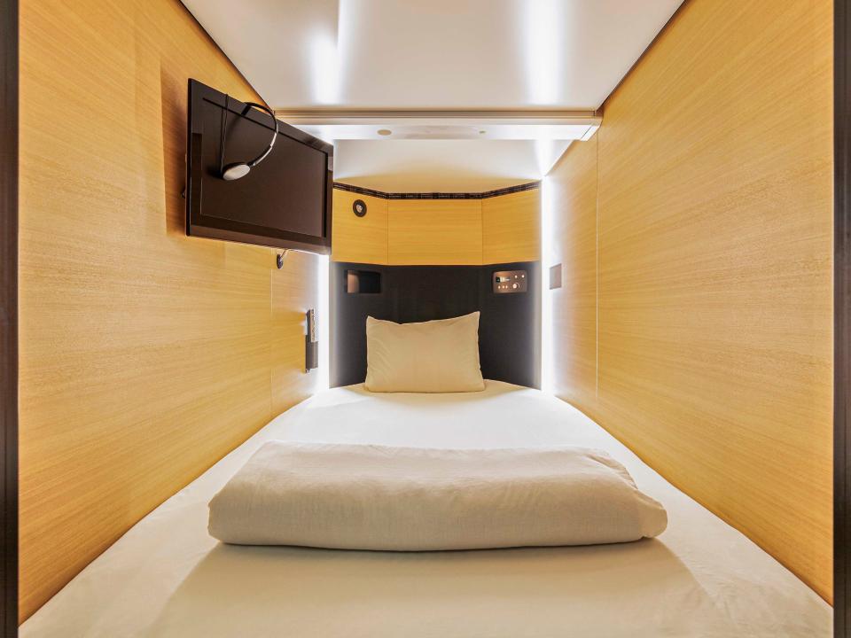 Hochwertige Schlafkabine mit Holzdesign, TV und komfortablem Bett für eine erholsame Nachtruhe____