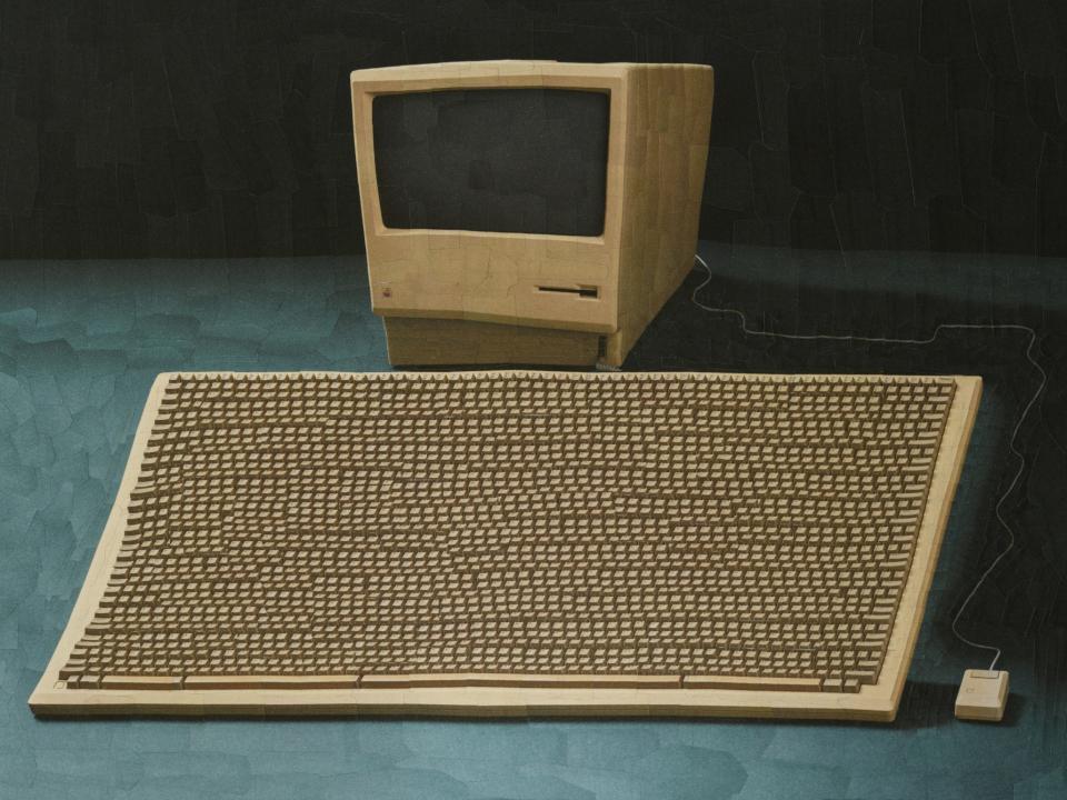 Verformter Retro-Computer mit riesiger, gewölbter Tastatur und klassischem Röhrenmonitor.____