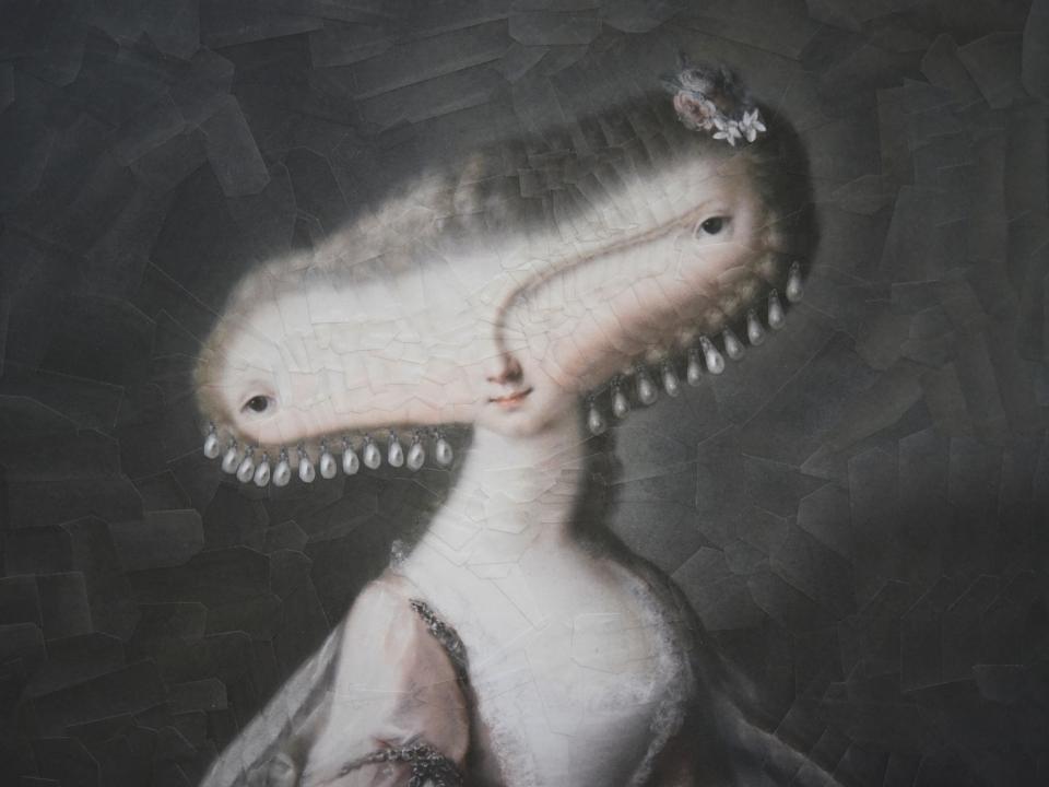 Surreales Gemälde einer Frau mit verzerrtem Gesicht und perlenverzierter, horizontaler Augenpartie.____